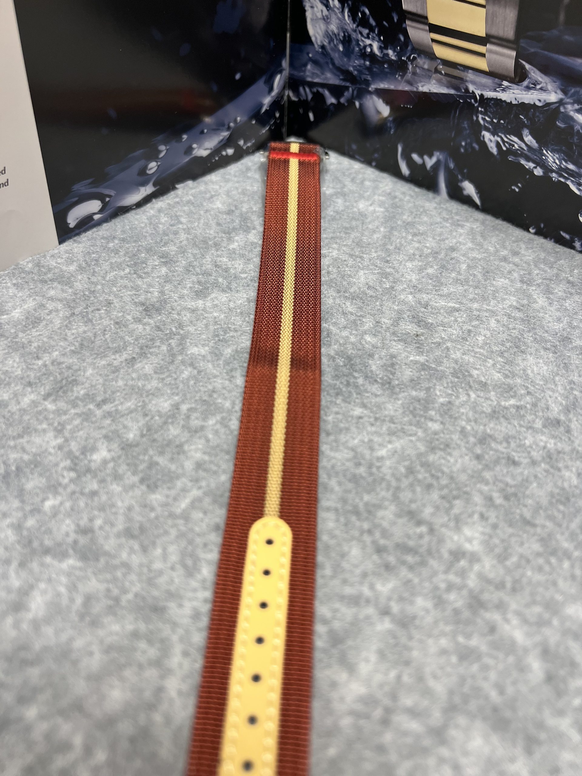 NATO strap med spenne dyp rød / beige 20mm